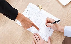 在与经营公司和雇主签订合同时应该注意哪些问题？ 